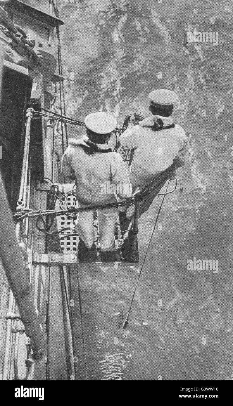 Royal Navy wirft eine Wurfleine, Tiefe des Wassers zu zeigen Stockfoto