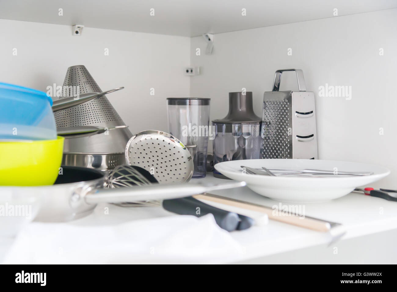 die verschiedenen Geschirr im Regal in der Küche Stockfoto