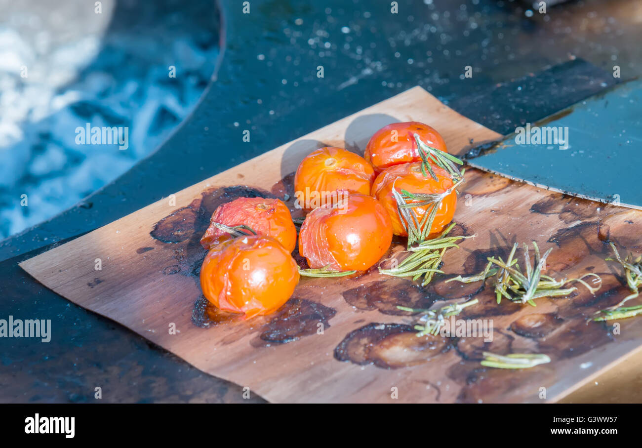 die Tomaten auf die Grillpfanne auf dem Tisch Stockfoto