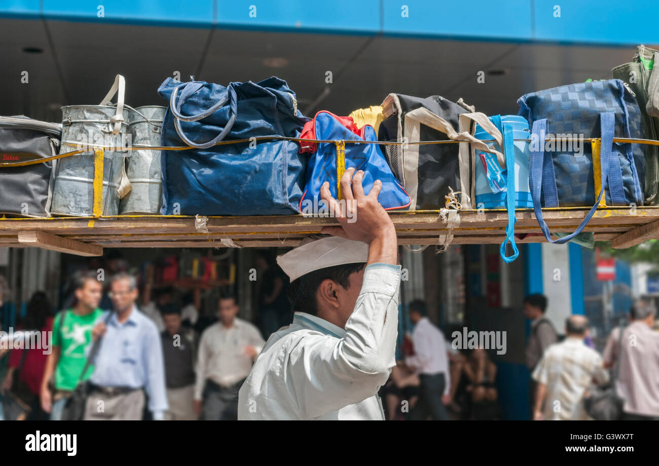 Lunchbüchsen am Arbeitsplatz Churchgate Station Mumbai Bombay Indien Stockfoto