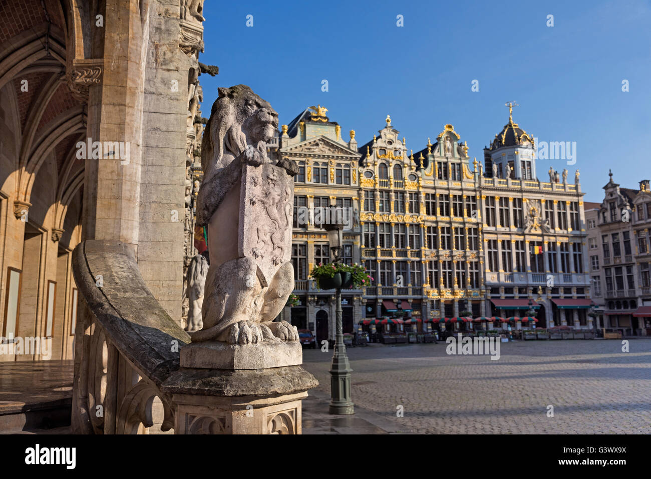 Grand Place Löwenstatue und Zunfthäuser Brüssel Belgien Stockfoto