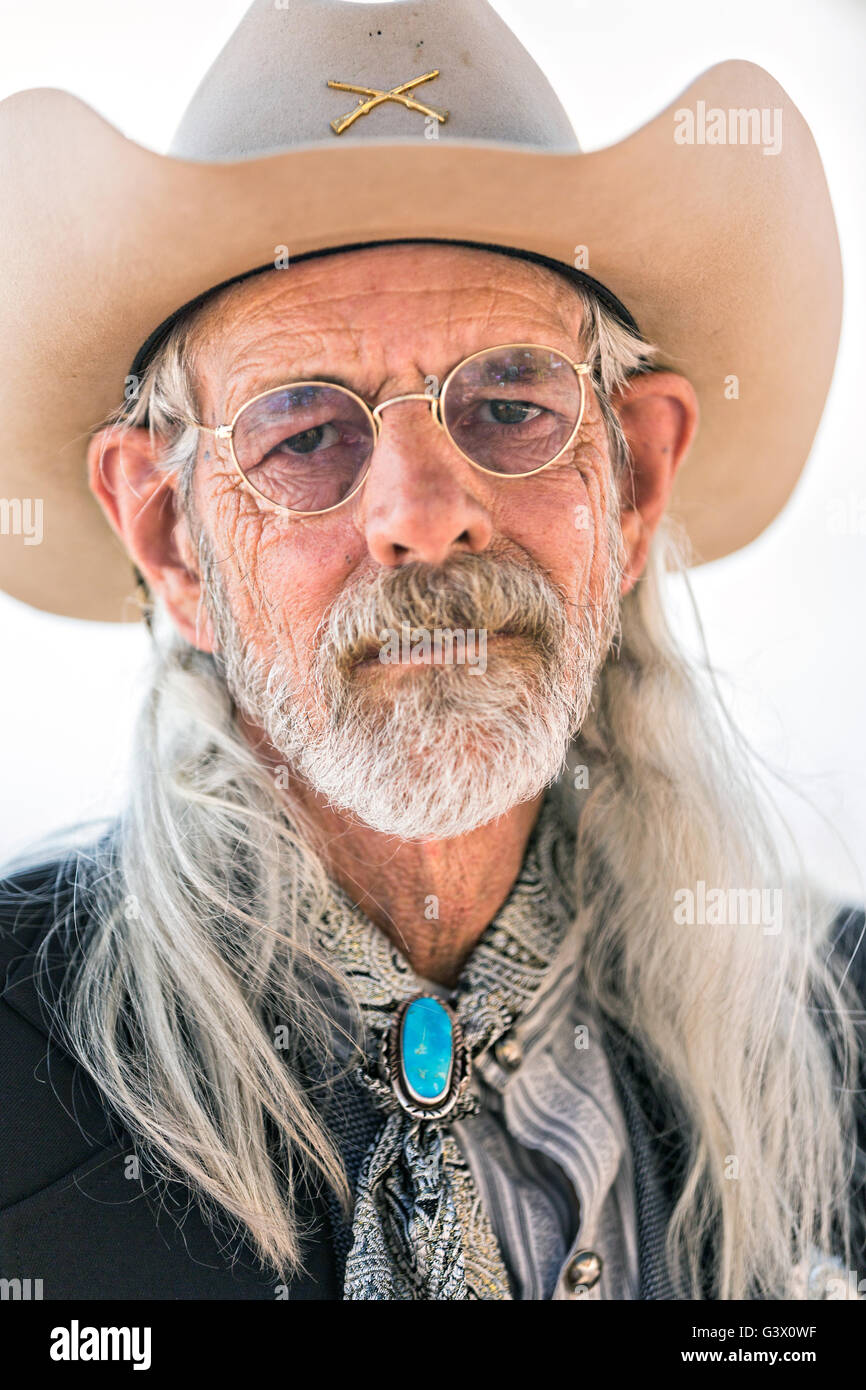 Ein Alter Cowboy gekleidet wie eine alte West Gesetzeshüter während Cheyenne Frontier Days 25. Juli 2015 in Cheyenne, Wyoming. Frontier Days feiert die Cowboy Traditionen des Westens mit einem Rodeo, Parade und Fair. Stockfoto