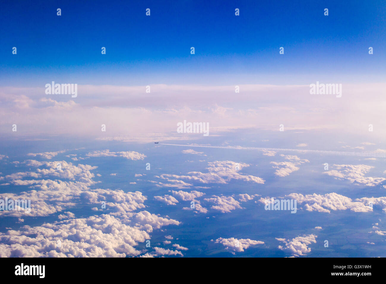 Flugzeuge fliegen Weg hoch über den Wolken Stockfoto