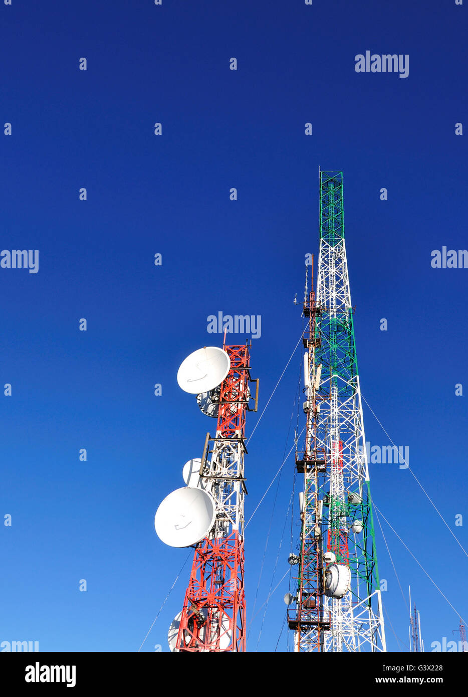 Satelliten und Kommunikation Türme gegen blauen Himmel, vertikales Bild. Stockfoto