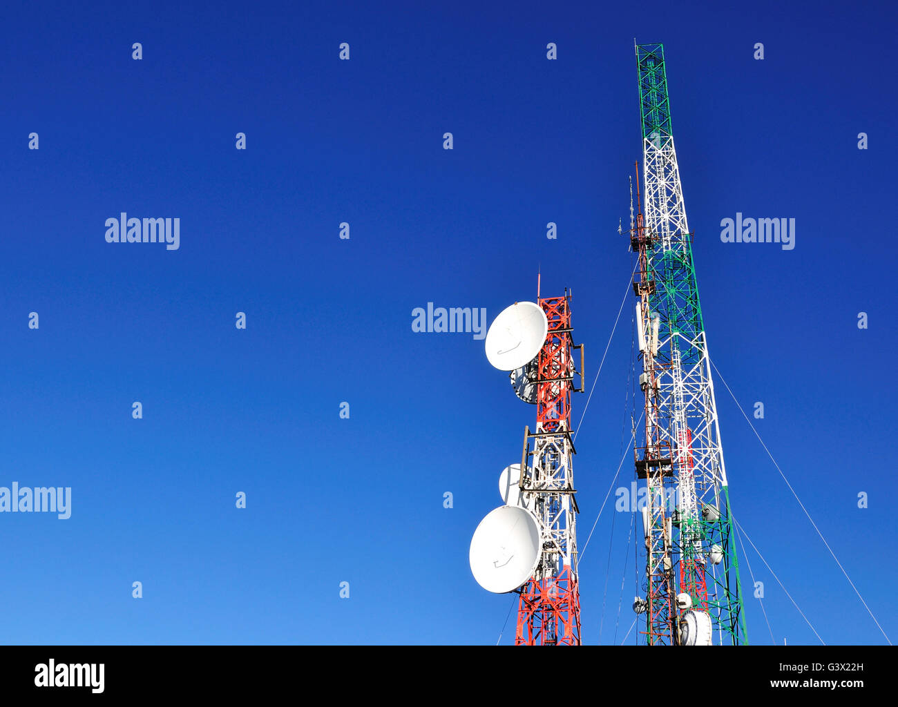 Satelliten und Kommunikation Türme gegen blauen Himmel, horizontales Bild. Stockfoto