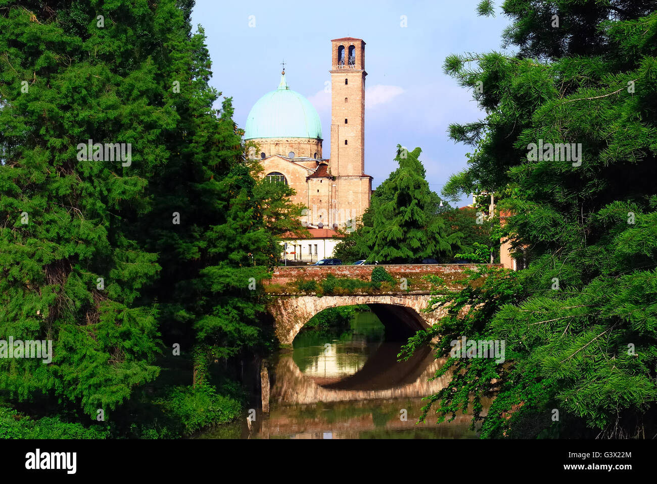 Padua, Italien. Die Kirche Santa Maria del Carmine, der Tronco Maestro Kanal und die Brücke über die Via Giotto Straße. Stockfoto