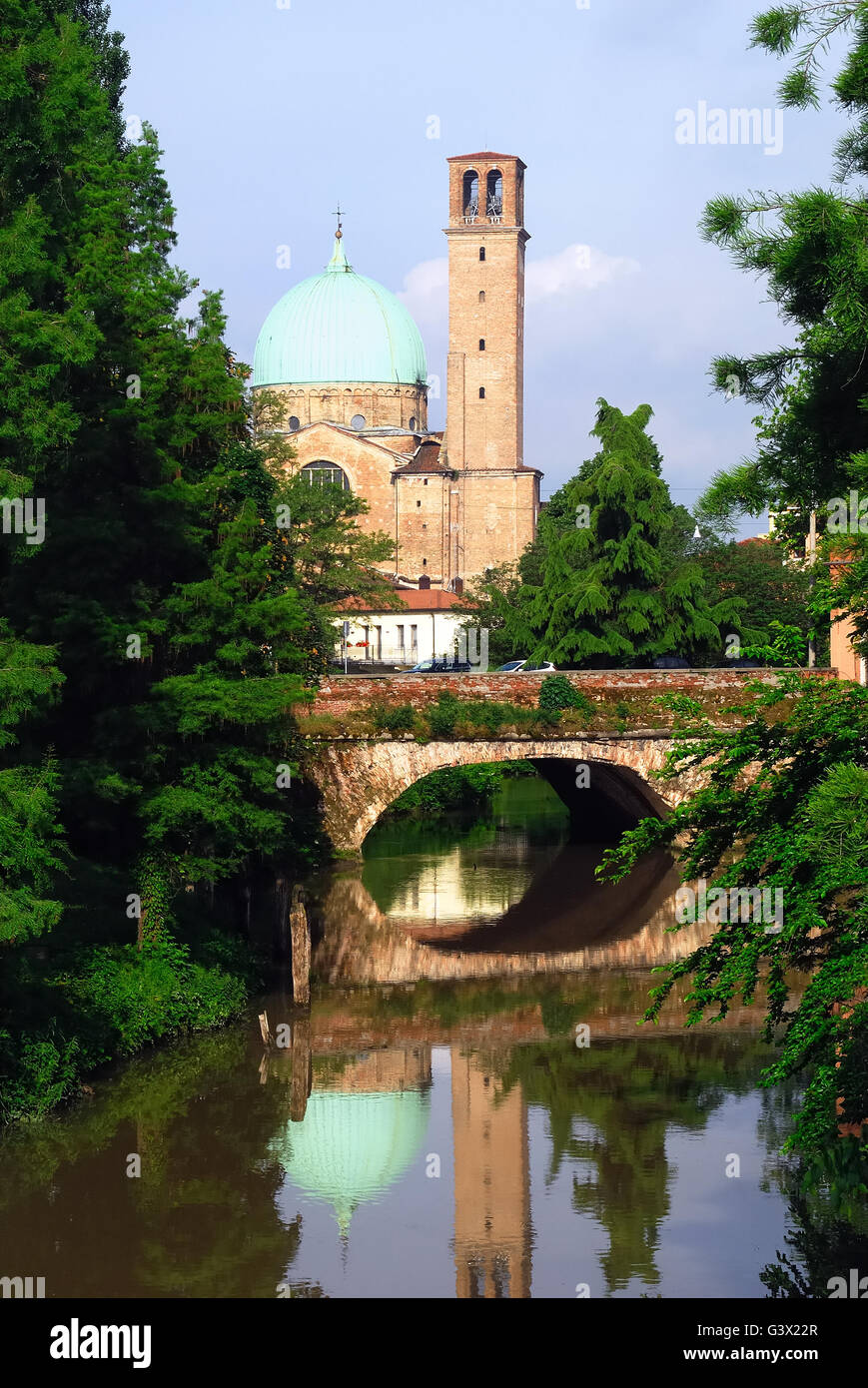Padua, Italien. Die Kirche Santa Maria del Carmine, der Tronco Maestro Kanal und die Brücke über die Via Giotto Straße. Stockfoto