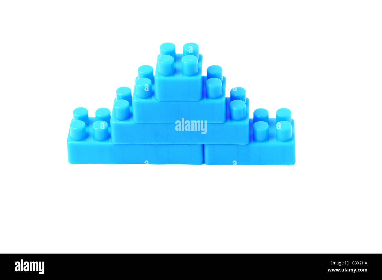 Blauen Klötzchen aufbauend auf weißem Hintergrund Stockfoto