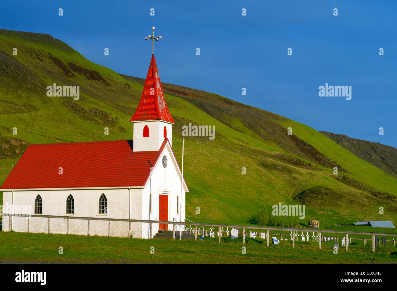 Reyniskirkja, Kirche am Reynisfjara Strand in der Nähe von Vík Í Mýrdal, South Coast, Island Stockfoto