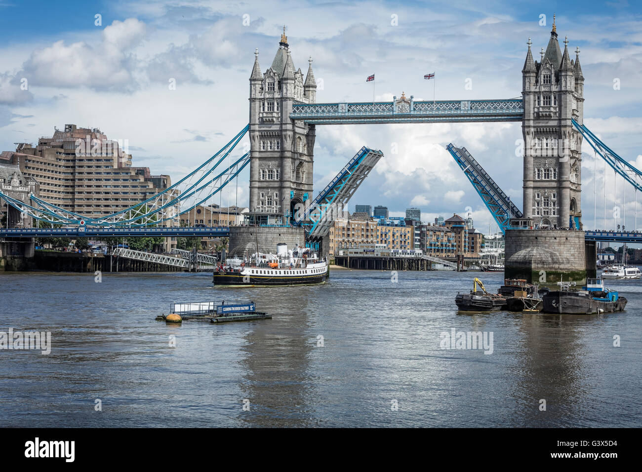 Balmoral Boot durchläuft Tower Bridge in London mit seiner Zugbrücke angehoben. Stockfoto