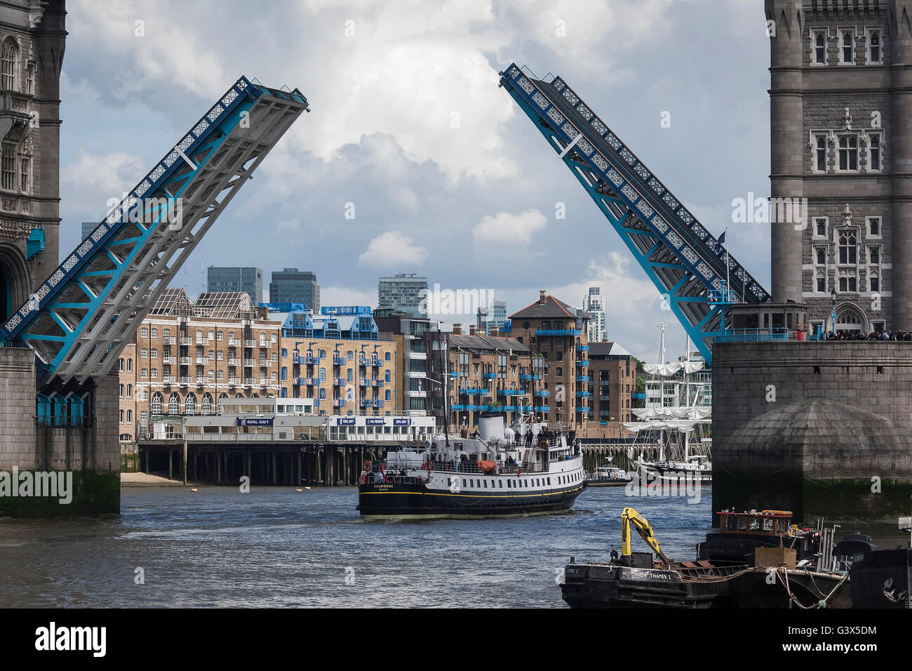 Das Balmoral Boot durchläuft Tower Bridge an der Themse bei geöffnetem Zugbrücke Stockfoto