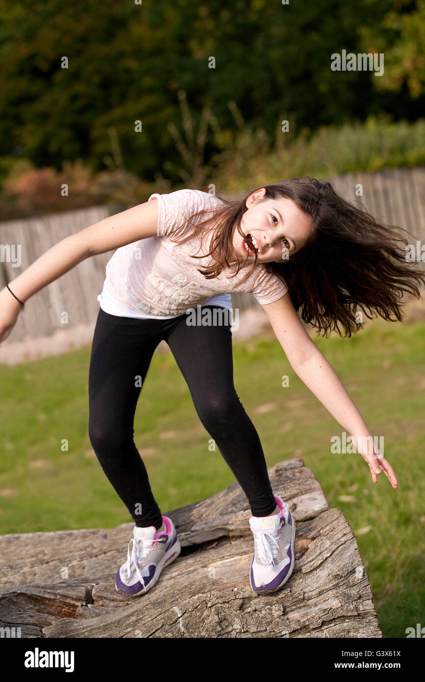 Girls Wanna Just Spaß zu haben. Ein junges Mädchen spielt ausgelassen, im Park austoben und Spaß haben. Stockfoto