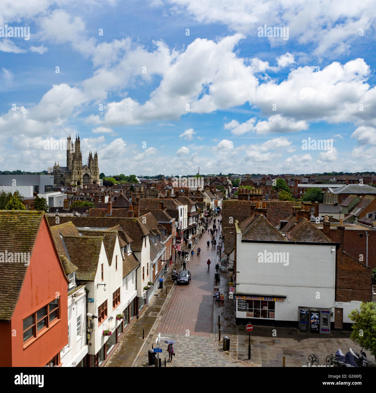 Ein Blick von Canterbury High Street mit der Kathedrale im Hintergrund. Stockfoto