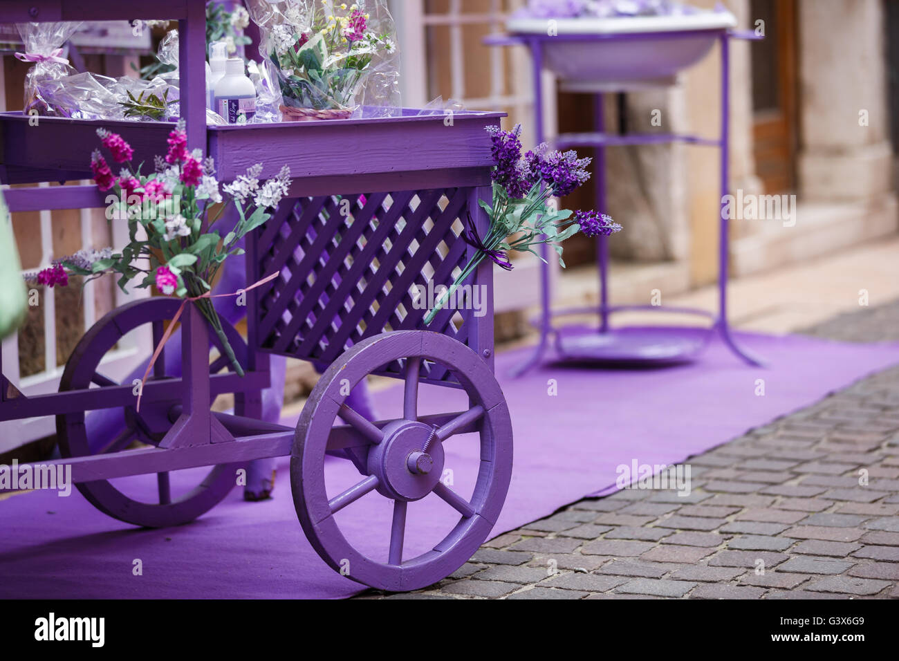 Lavendel Wagen in der Nähe der Blume-Boutique in der Stadt Garda, Italien Stockfoto