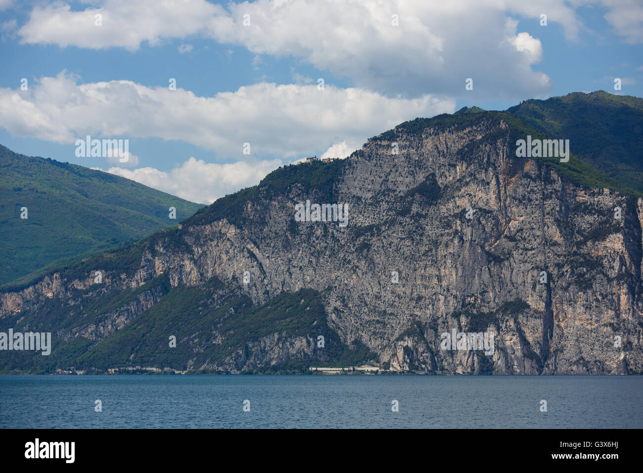 Wallfahrtskirche von Monte Castello auf der Bergspitze an den Ufern des Gardasees Stockfoto