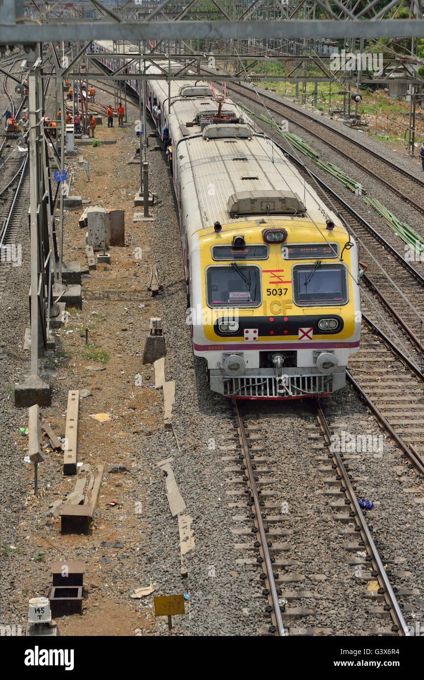 Nahverkehrszug ändern Track bei Wartungsarbeiten Stockfoto