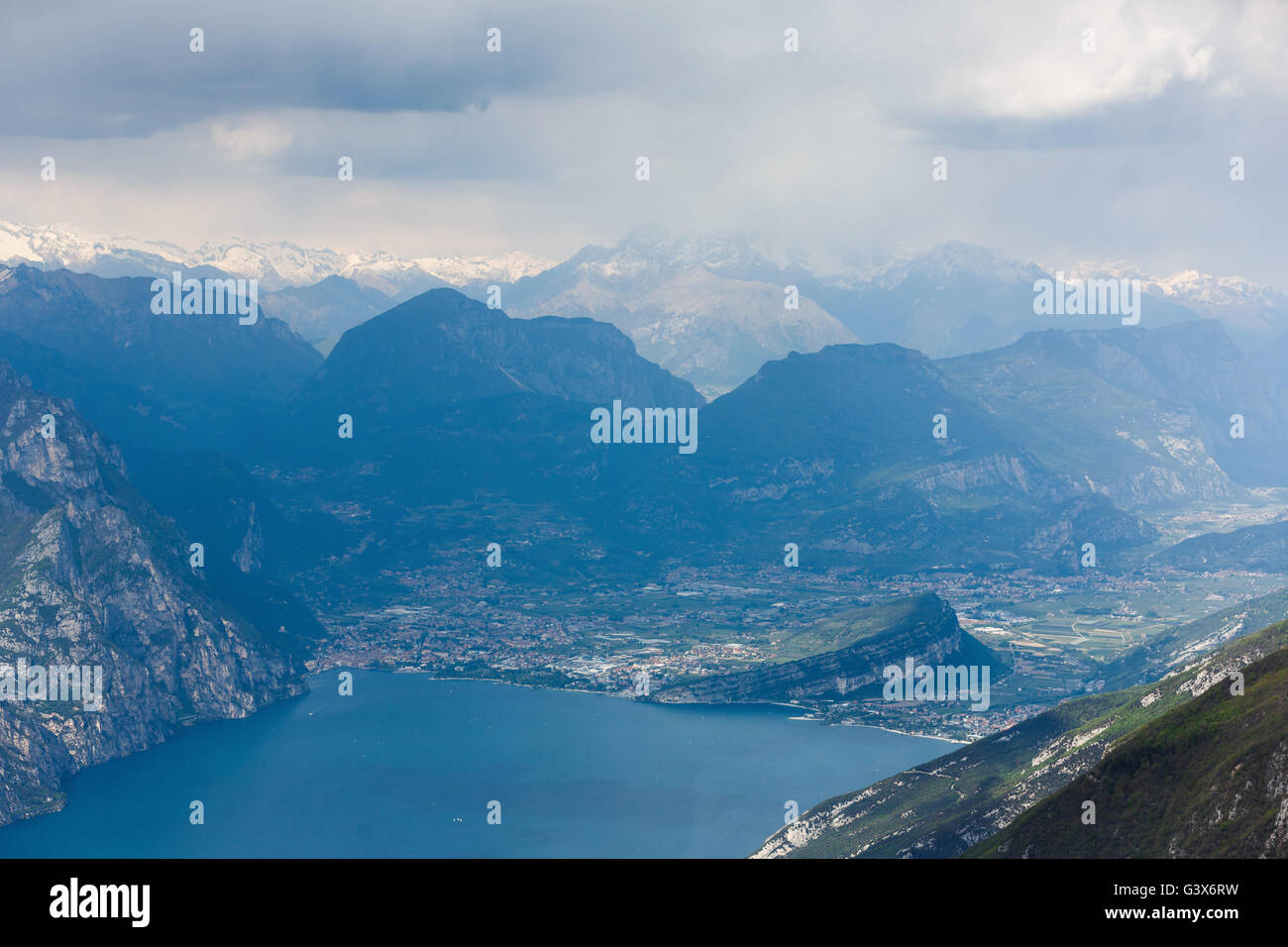 Ansicht der Stadt von Riva del Garda aus der Halterung des Monte Baldo Stockfoto