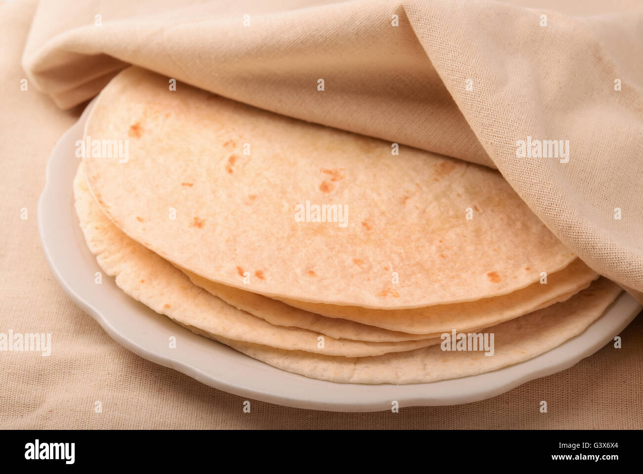 Stapel von Tortilla mit ordentlich Tuch bedeckt Stockfoto