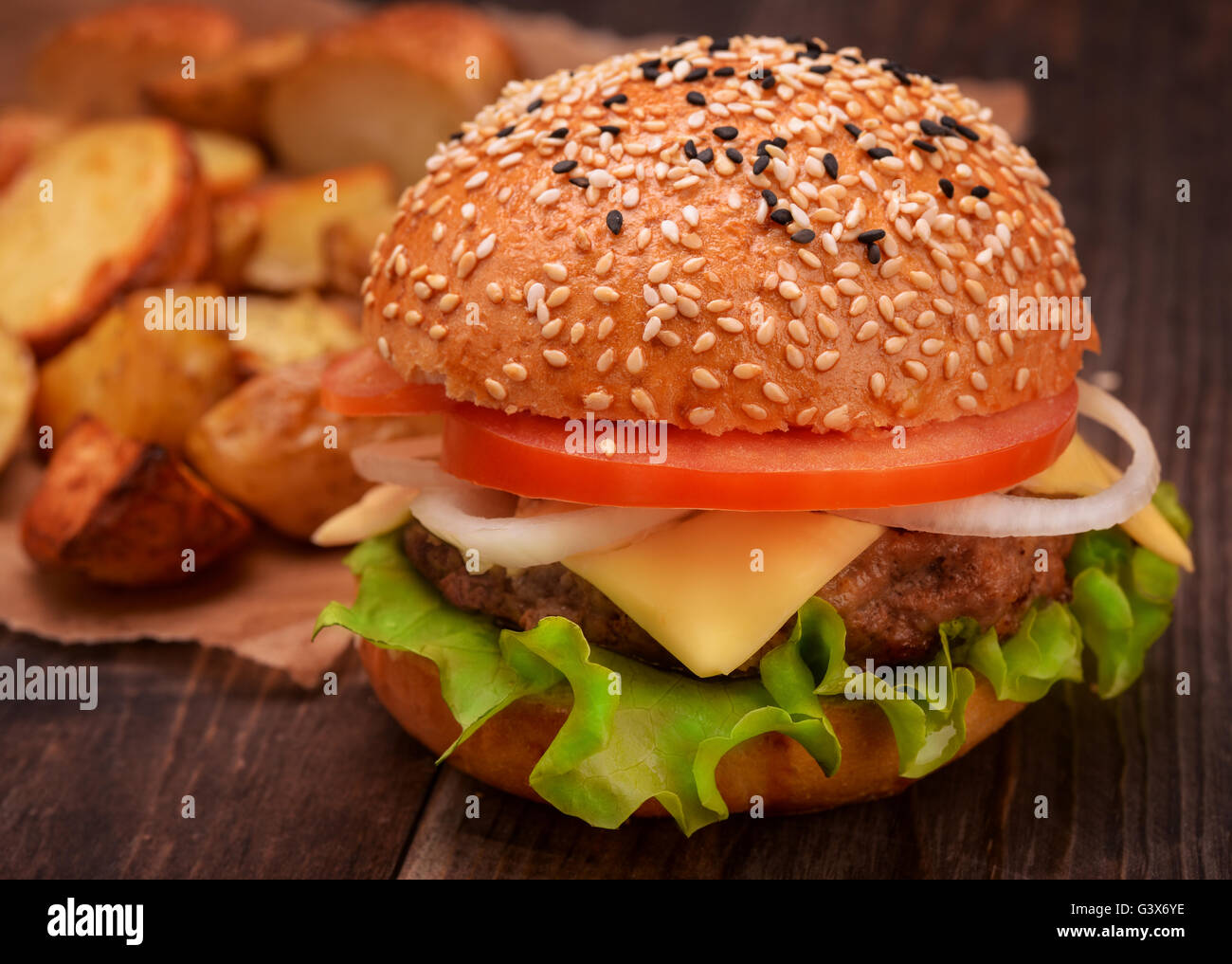 Frische leckere Burger, garniert mit Kartoffeln Stockfoto