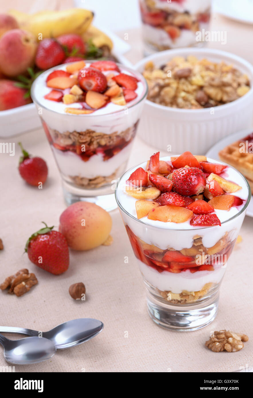 Hausgemachte Joghurt, Müsli und Beeren parfait Stockfoto