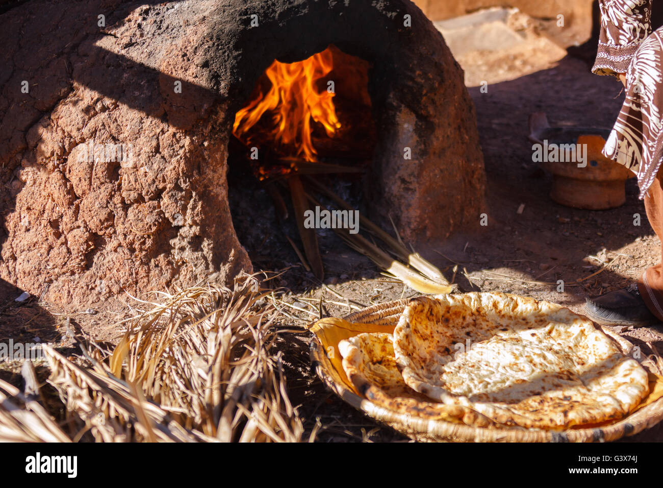 Making-of traditionelle marokkanische Brot in einem Lehmofen. Stockfoto