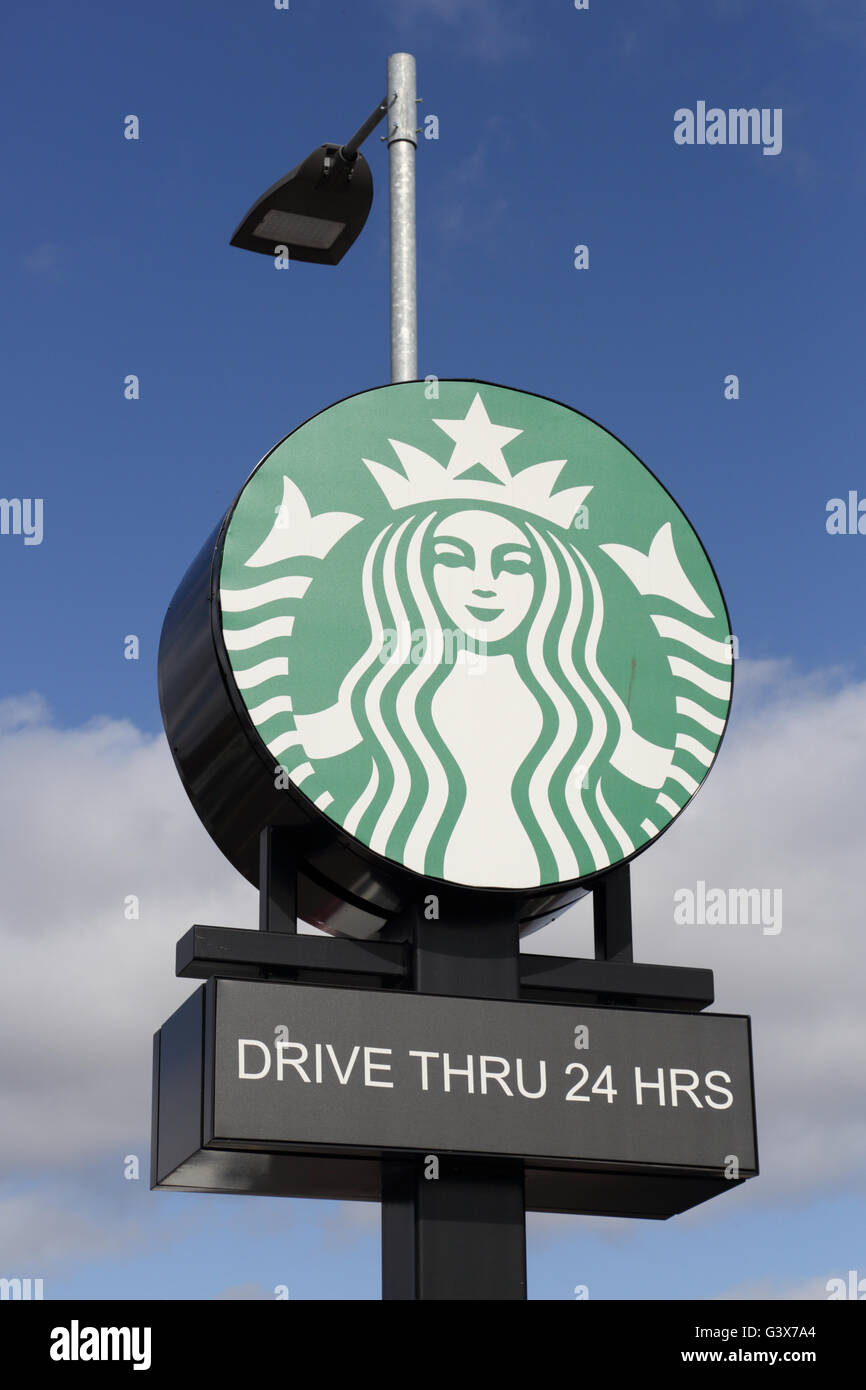 Starbucks Drive thru Coffee Shop in einem Fachmarktzentrum Stockfoto