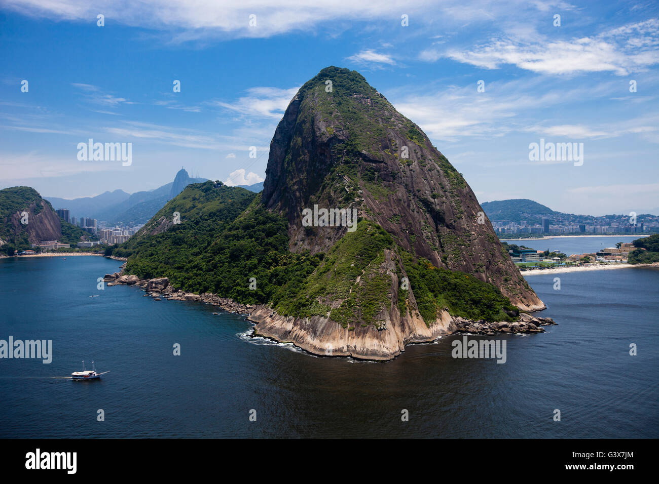 Zuckerhut (Portugiesisch: Pao de Acucar) ist ein Berg befindet sich in Rio De Janeiro, Brasilien, an der Mündung der Guanabara-Bucht auf einer Halbinsel, die ragt in den Atlantischen Ozean - der Berg ist nur eine von mehreren monolithischen Granit und Quarz Berge, die direkt von der Wasserkante um Rio De Janeiro steigen. 396 Meter (1.299 ft) über dem Hafen erhebt, soll seinen Namen auf seine Ähnlichkeit mit der traditionellen Form der konzentrierte raffinierte Laib Zucker beziehen. Es ist weltweit bekannt für seine Seilbahn und Panoramablick auf die Stadt. Stockfoto