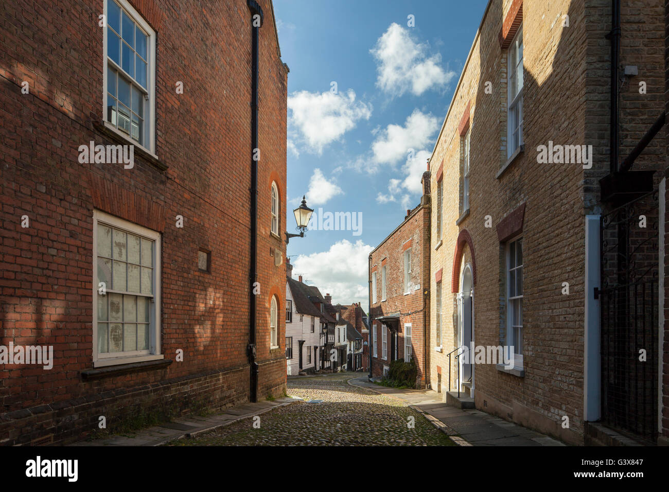 Frühling-Nachmittag auf Mermaid Straße in Roggen, East Sussex, England. Stockfoto