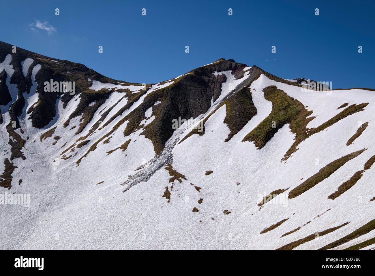 Schnee und Matsch Folie an einem steilen Berghang im Frühsommer, Tirol, Österreich Stockfoto