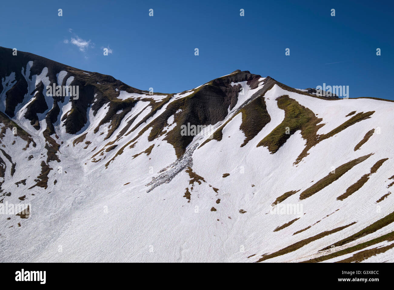 Schnee und Matsch Folie an einem steilen Berghang im Frühsommer, Tirol, Österreich Stockfoto