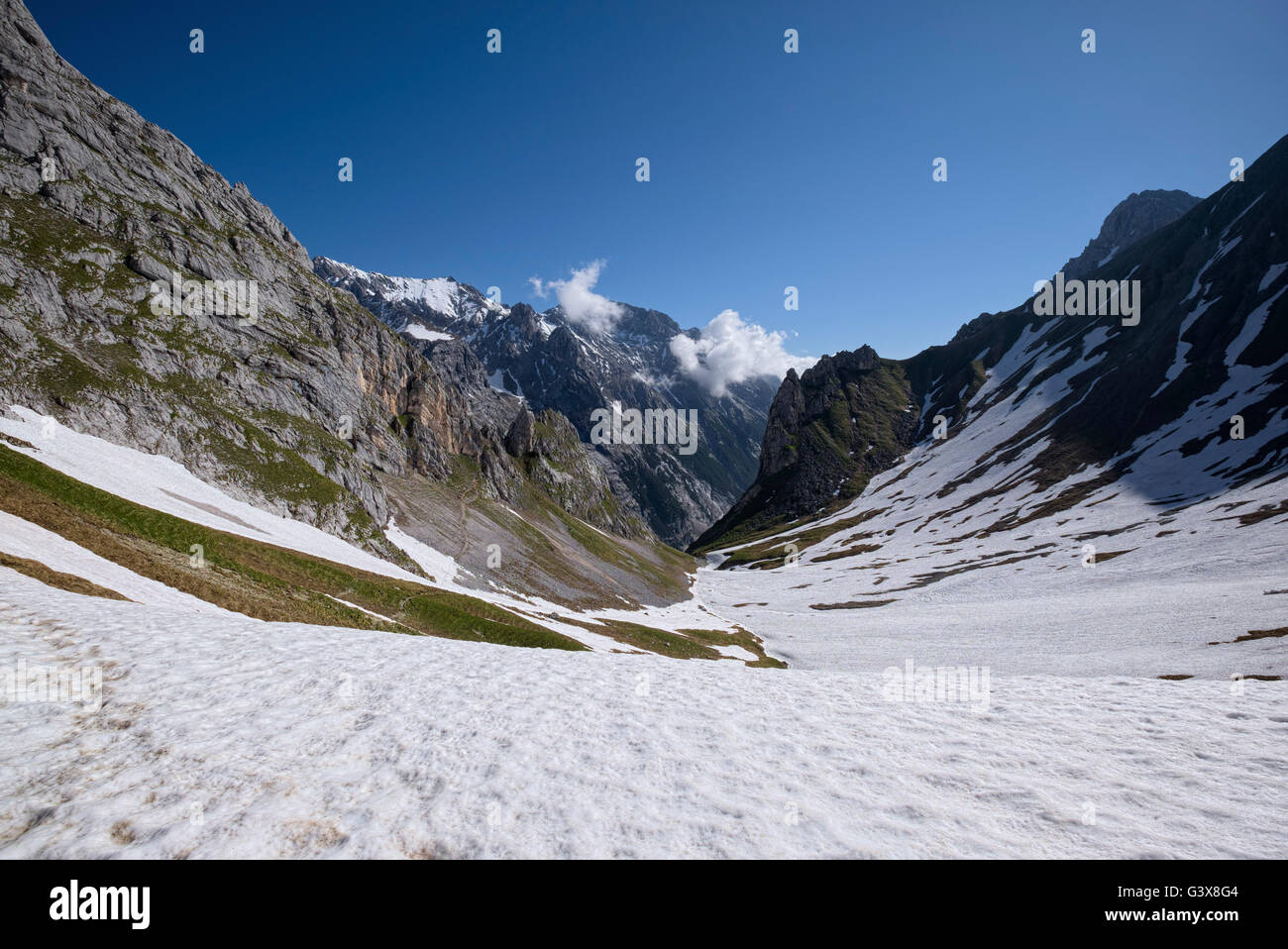 Wanderweg von Ehrwald zum Gatterl mit Schneefelder, Tirol, Österreich Stockfoto