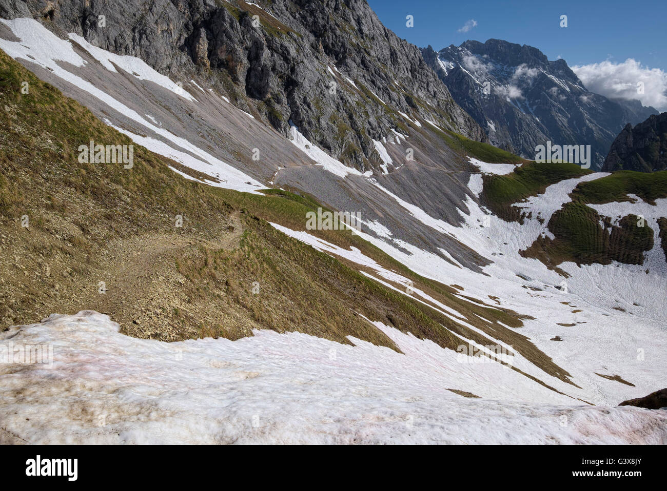 Wanderweg von Ehrwald zum Gatterl mit Schneefelder, Tirol, Österreich Stockfoto