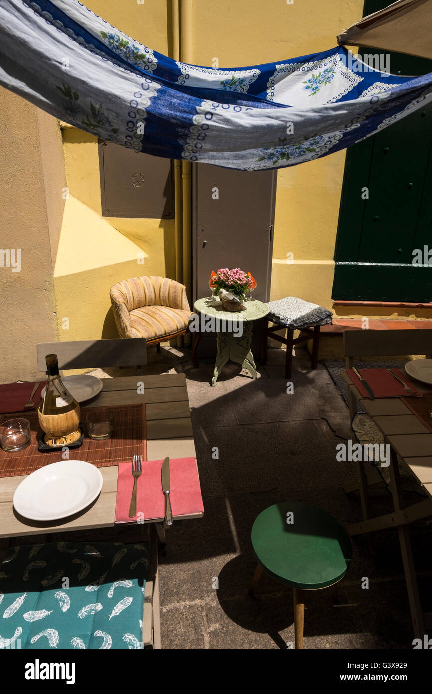 Sitzbereich im Freien in einem Backstreet-Restaurant-Café im ehemaligen jüdischen Ghetto Bereich von Bologna, Italien. Stockfoto