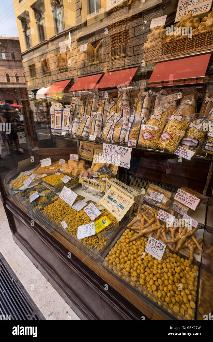 Schaufenster von Totellini, Tortelli, Pasta und Brot in Paolo Atti &amp; Figli in Via Caprarie, Bologna, Italien. Stockfoto