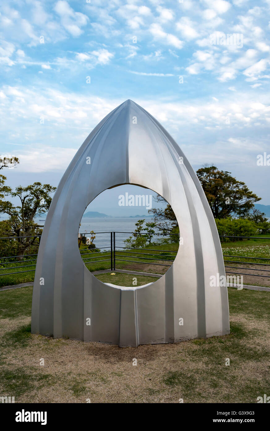 "Werft arbeiten Bogen mit Loch" von Shinro Ohtake, Naoshima, Japan Stockfoto