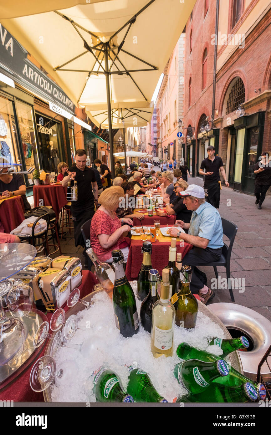 Flaschen Wein, prosecco und Bier Kühlen in einem Eiskübel in einem Outdoor-Straße Restaurant in Bologna, Italien. Stockfoto