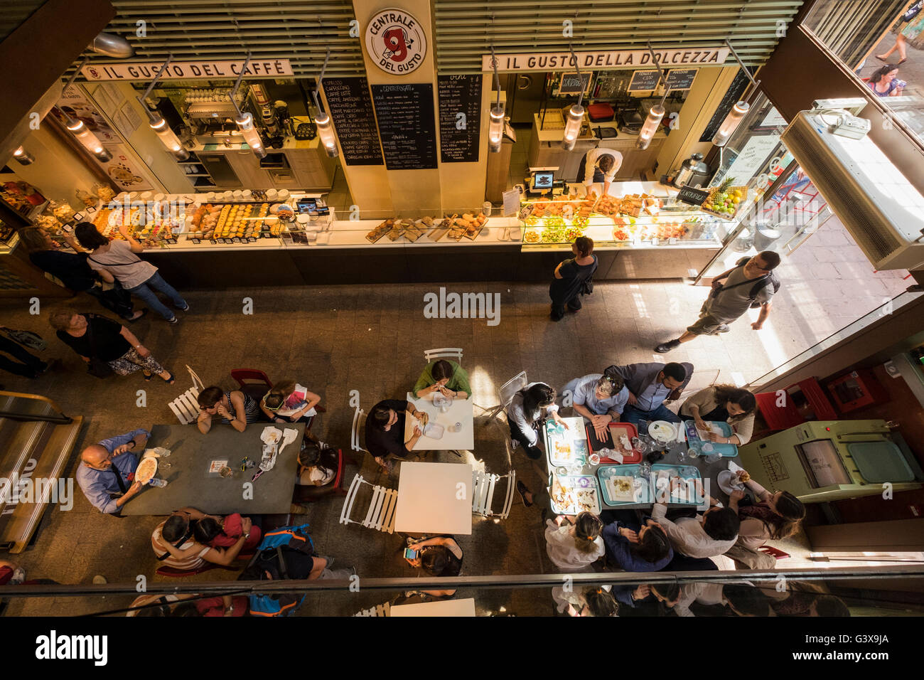 Centrale del Gusto, Essen Markt, wo Sie Nahrung von verschiedenen Anbietern wählen Sie teilen einen gemeinsamen Sitzbereich, Bologna, Italien Stockfoto