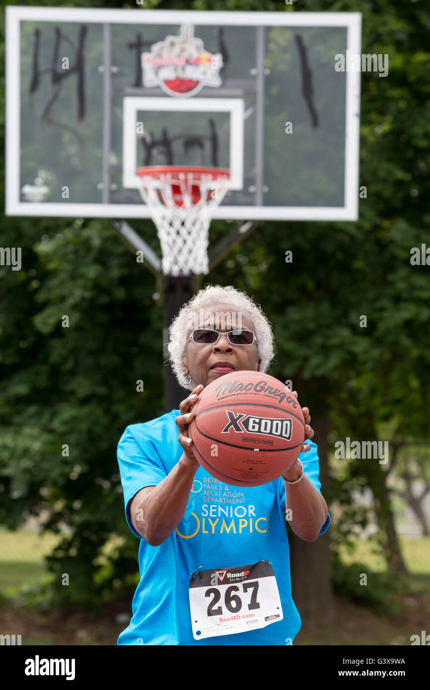 Detroit, Michigan - das Basketball-Freiwurf-Wettbewerb während der Detroit Recreation Department Senior Olympics. Stockfoto
