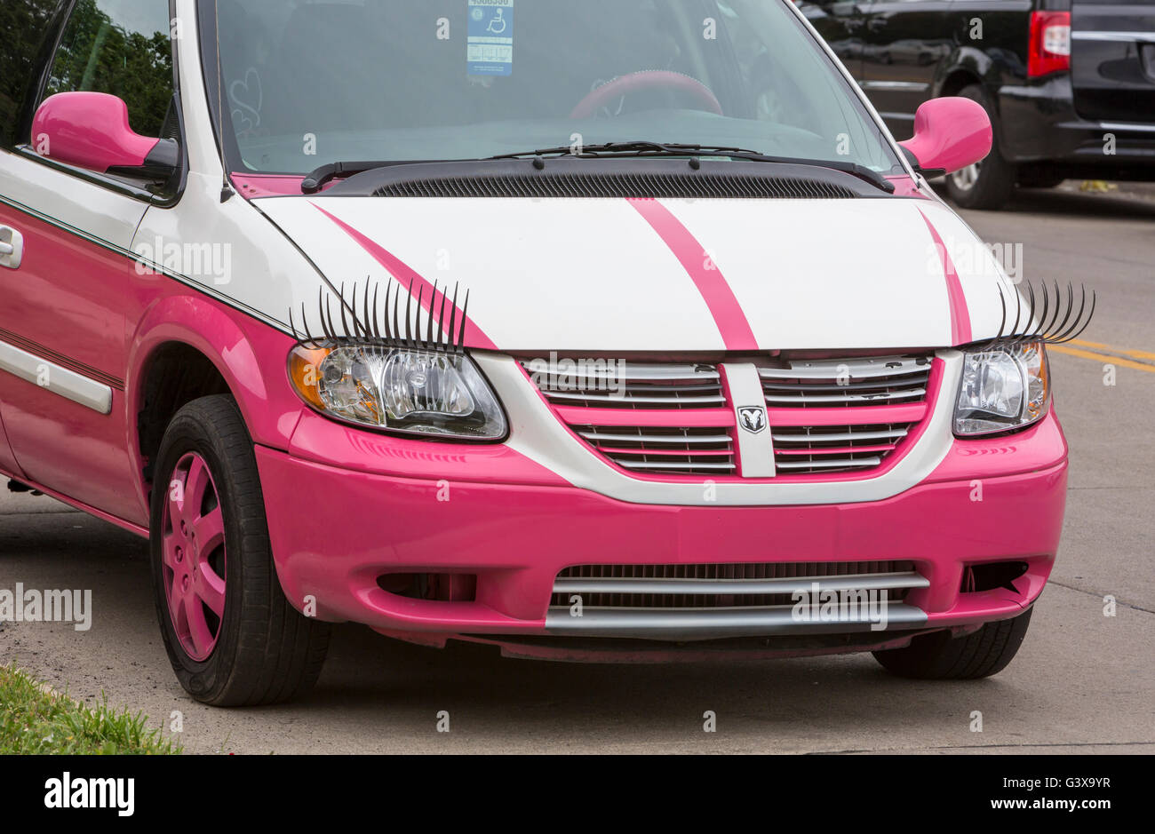 Detroit, Michigan - ein rosa und weißen Dodge Caravan mit falschen Wimpern. Stockfoto