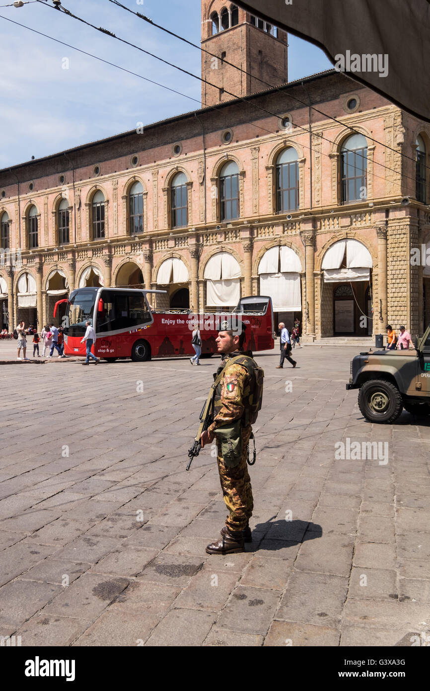 Ein Soldat in der italienischen Truppen im Dienst in Operazione Strade Sicure Betrieb sichere Straßen, in der Piazza Maggiore, Bologna, Stockfoto