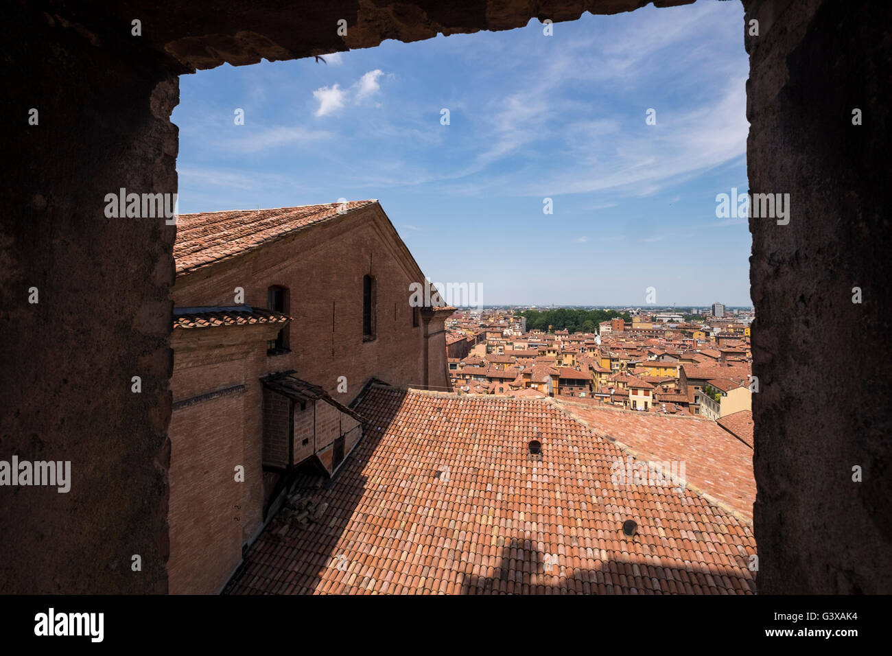 Blick über die roten Fliesen Dächer in Bologna vom Glockenturm der Cattedrale di San Pietro, Italien. Stockfoto