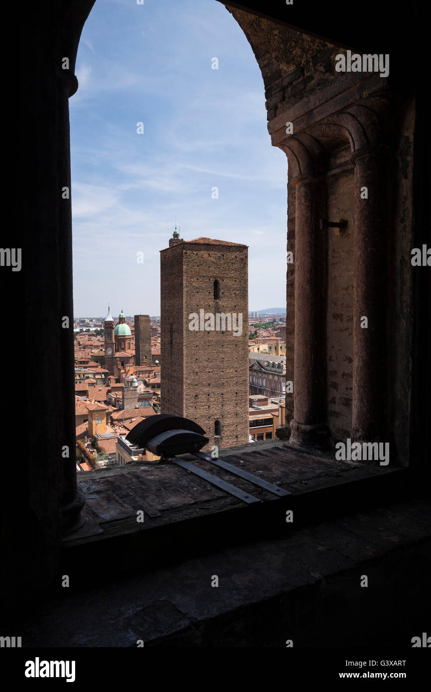 Blick über die roten Fliesen Dächer in Bologna vom Glockenturm der Cattedrale di San Pietro, Italien. Stockfoto