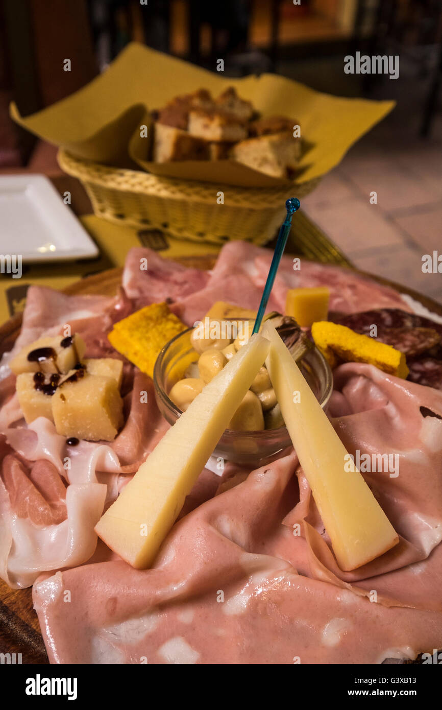 Mortadella, Prosciutto und Parmagianno auf einem Teller als Vorspeise in einem Restaurant in Bologna, Italien Stockfoto