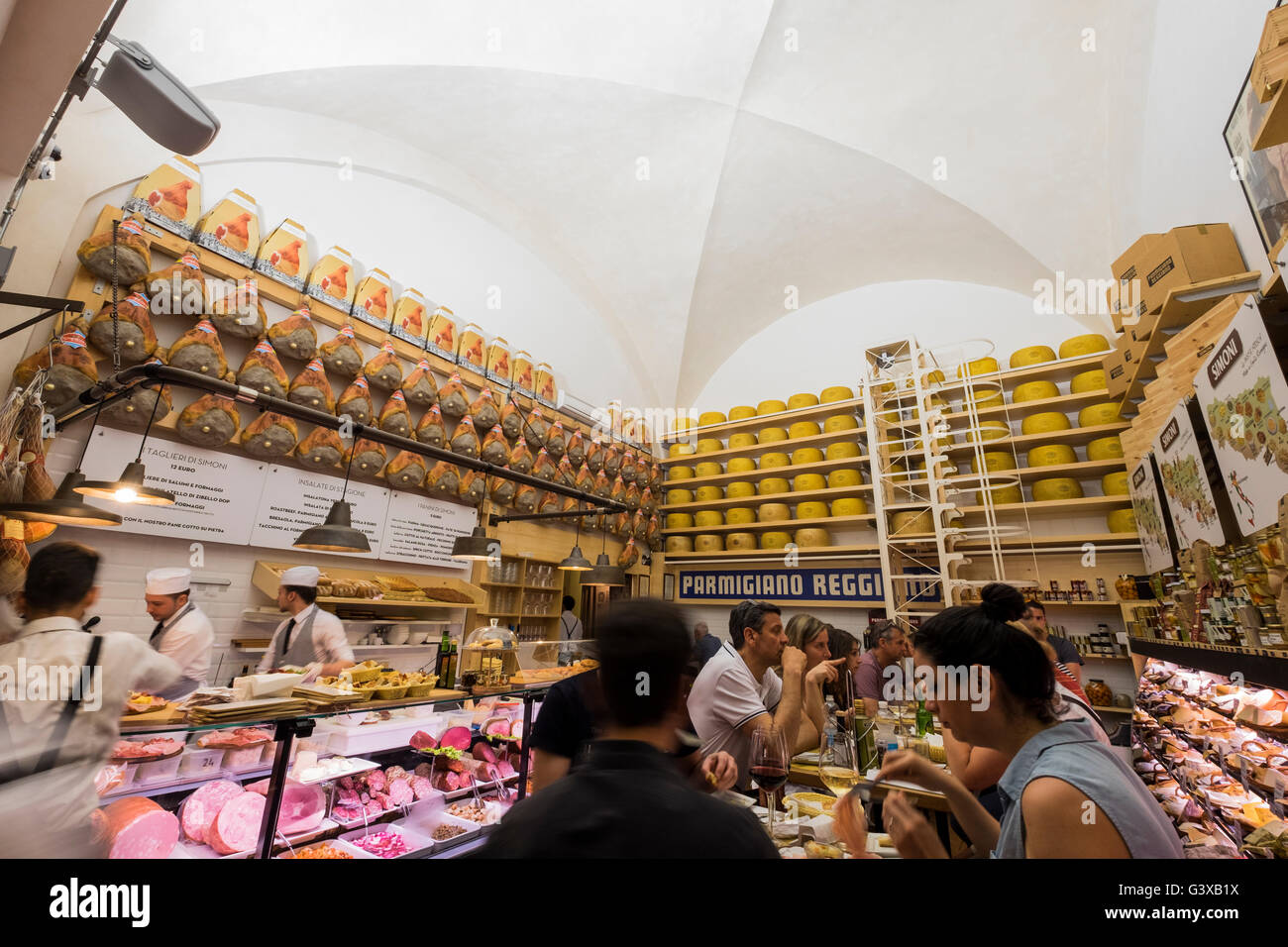 Riesige Parmasen Käse und Prosciutto-Schinken im Feinkostladen und Café Salumeria Simoni in über Draperie, Boligna, Italien Stockfoto