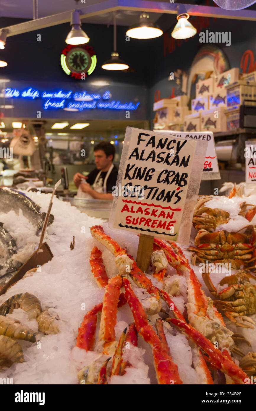 Sehen Sie auf einen Stand mit frischen Meeresfrüchten (z.B. Alaska King Crab) am Pike Place Market in Seattle, Washington, USA Stockfoto
