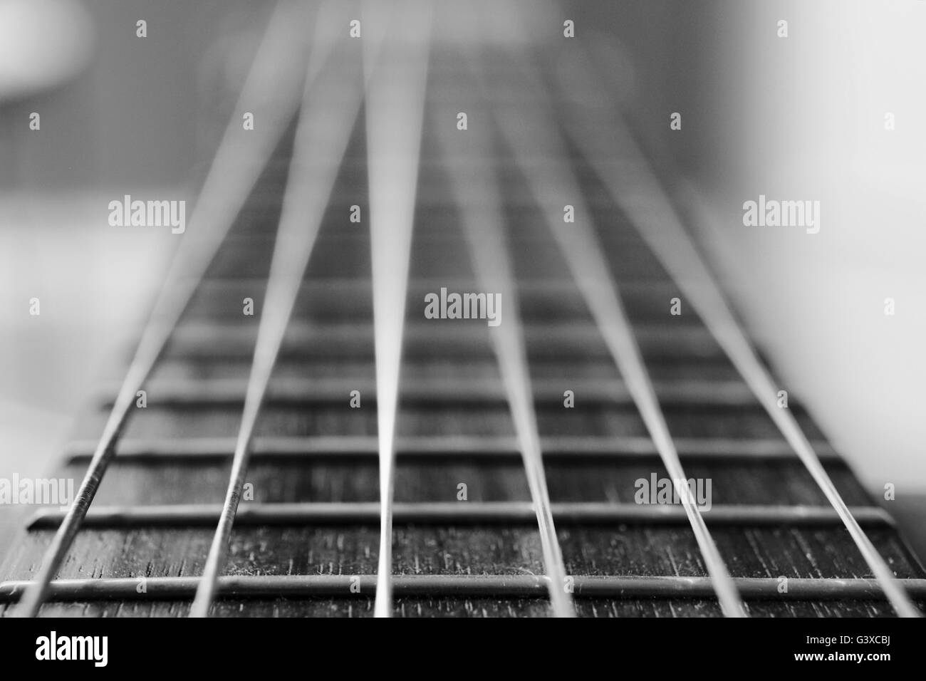 Perspektive Schuss einen klassischen spanischen Gitarrenhals und Saiten in schwarz-weiß & Stockfoto
