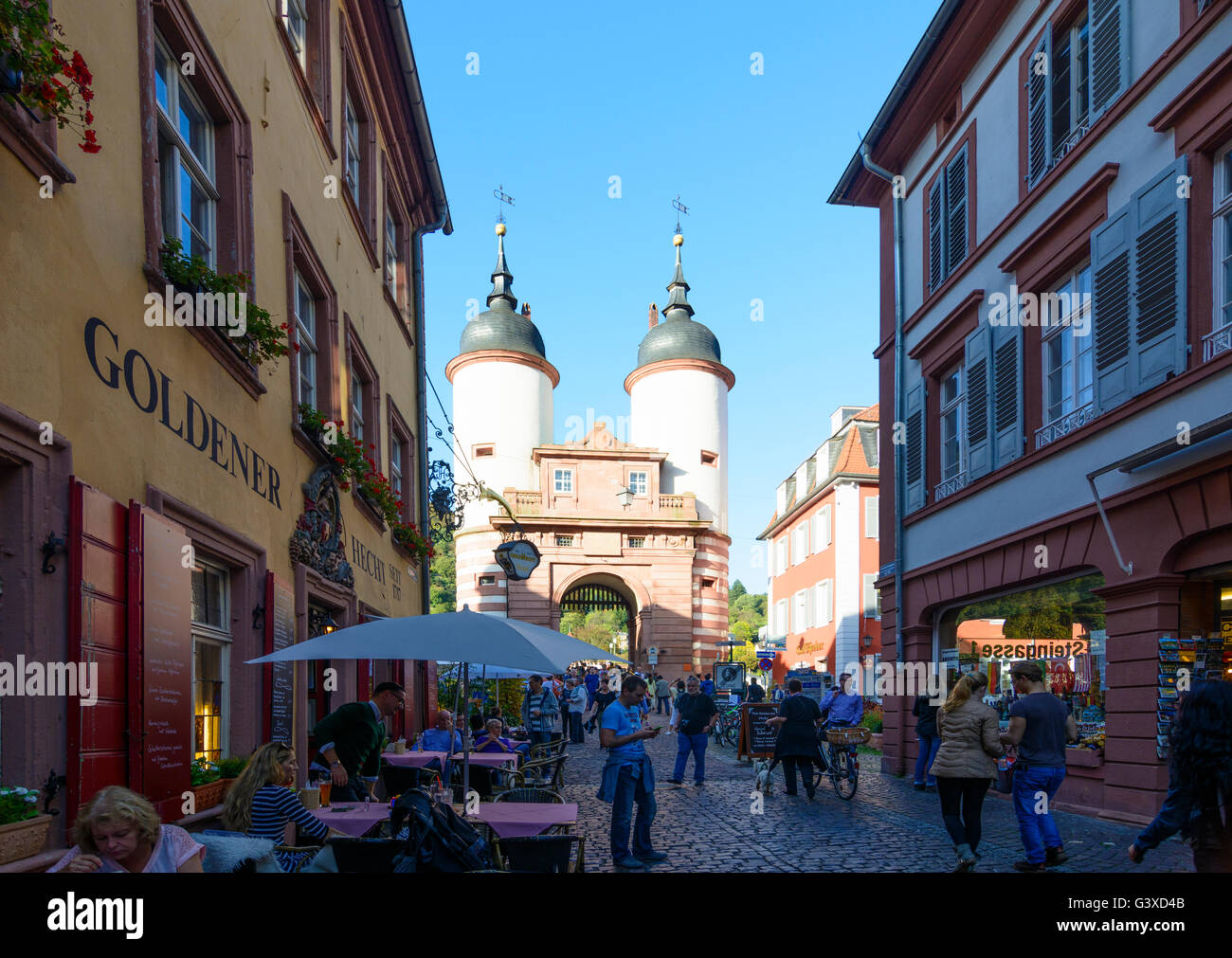 Gasse Steingasse in der Altstadt mit Blick auf die Brücke Tor der alten Brücke, Deutschland, Baden-Württemberg, Kurpfalz, Heidelberg Stockfoto