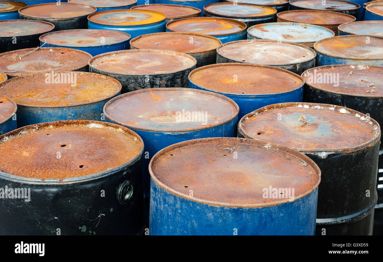 Spitzen der viele verrostete blaue und schwarze Lagerung Trommeln. Stockfoto