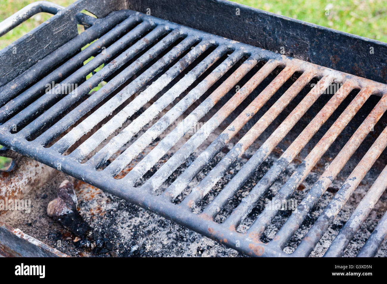 Detail der schmutzigen verrosteten Barbecue-Grill mit alten Schlacken und  Asche Stockfotografie - Alamy