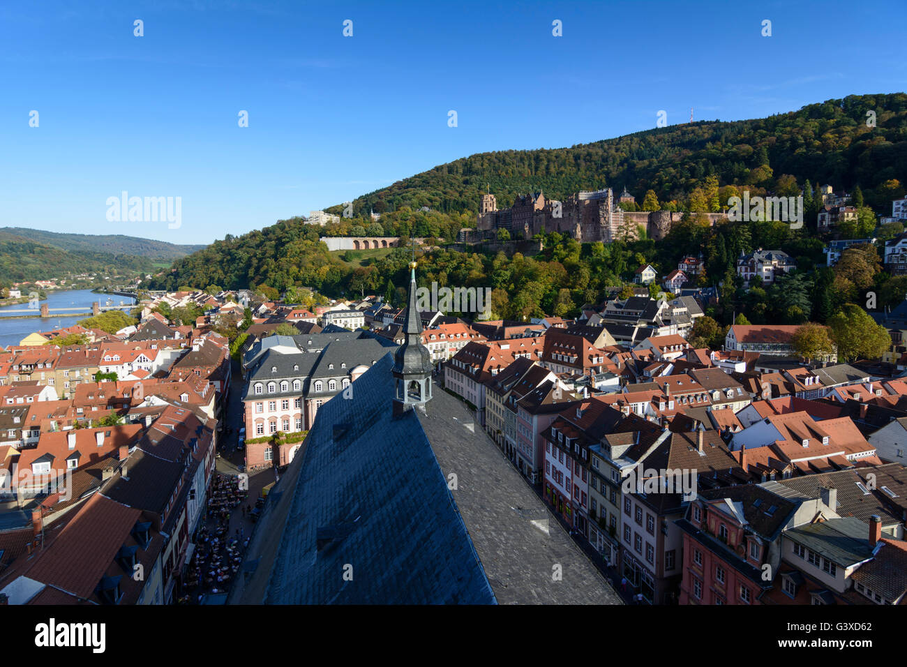 Altstadt: Blick von der Heiligen-Geist-Kirche auf Burg und Fluss Neckar, Deutschland, Baden-Württemberg, Kurpfalz, Heidelberg Stockfoto